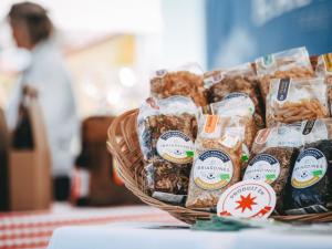 Paquets de pâtes locales dans un panier