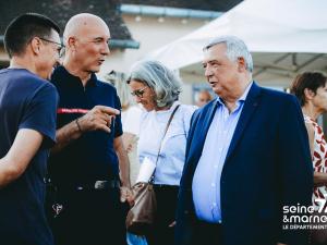 Le Président du Département de Seine-et-Marne aux côtés d'un sapeur-pompier et d'un agriculteur