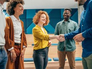 Un groupe de personnes rencontre un nouvel employé