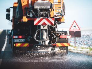Déneigeuse sur une route avec du verglas