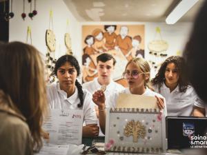 Des jeunes collégiens seine-et-marnais montrent leur projet d'entreprise
