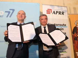 Signature de l'accord de coopération entre le Département et APRR