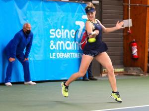 Une joueuse de tennis au tournoi de l'Engie Open de Seine-et-Marne