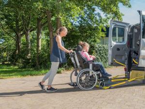 Un enfant handicapé monte dans une voiture