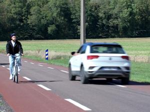 Un cycliste sur une CVCB croise une voiture