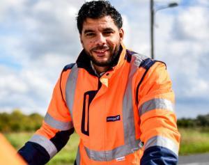 Un agent des routes en tenue de travail
