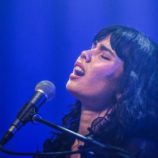 Chanteuse sur scène