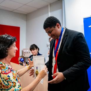 Remise d'un diplôme à un lauréat