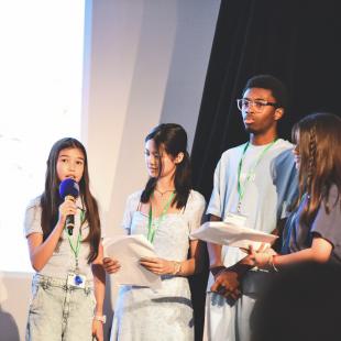 Un groupe de collégiens fait un exposé sur l'eau