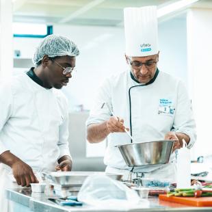 Un chef de cuisine et son apprenti
