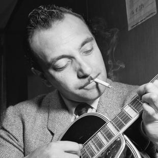 Django Reinhardt jouant de la guitare