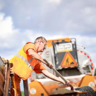 Des hommes refont la chaussée sur la RD 1036