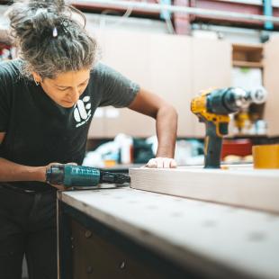 Une femme fait de la menuiserie dans un atelier