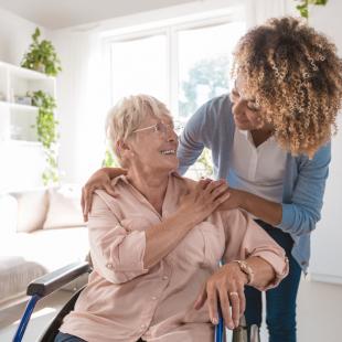 Une personne âgée accompagnée par une personne