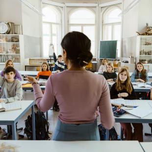 Une enseignante donne cours en classe