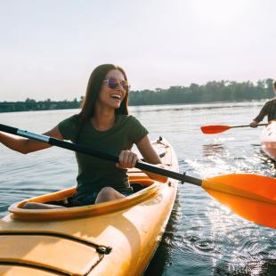 Deux personnes font canoë-kayak sur un lac