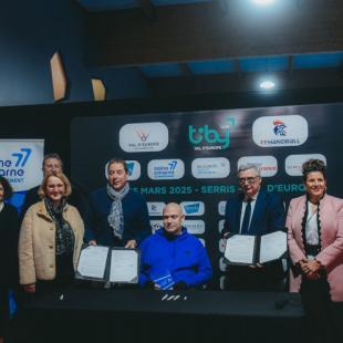 Parigi et le président du club Val d'Europe handball présentent les conventions signées