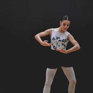 Jeune danseuse recompensée à un concours de jeunes talents