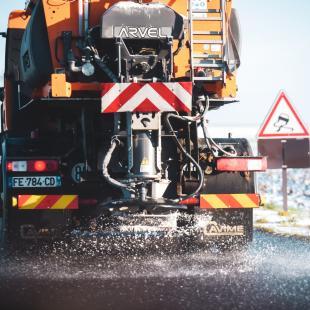 Déneigeuse sur une route avec du verglas