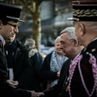 Jean-François Parigi salue un policier