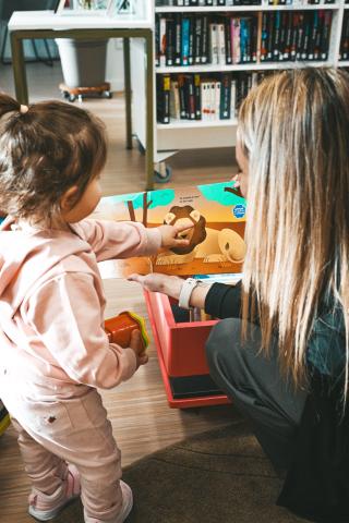 Un enfant joue dans une médiathèque