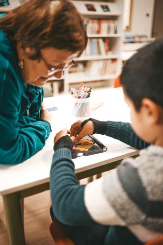 Un senior et un enfant dans une médiathèque