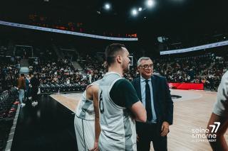 Jean-François Parigi avec des basketteurs