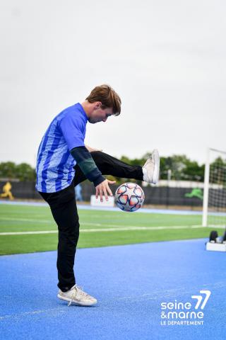 Un jeune joue au football
