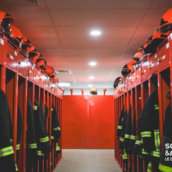 Vestiaires d'un caserne des pompiers 