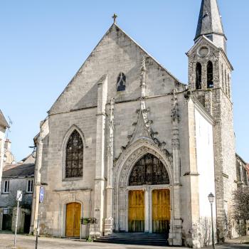 Façade extérieure de la Collégiale Notre-Dame à Dammartin