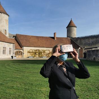 Une personne regarde le château de Blandy-les-Tours à travers la réalité immersive