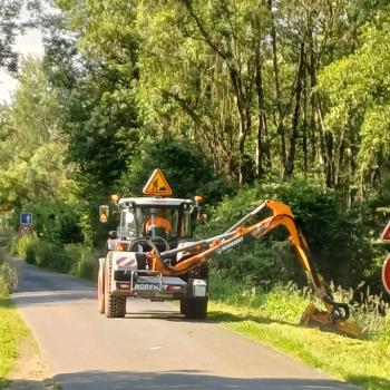 Fauchage de l'herbe aux abords d'une route