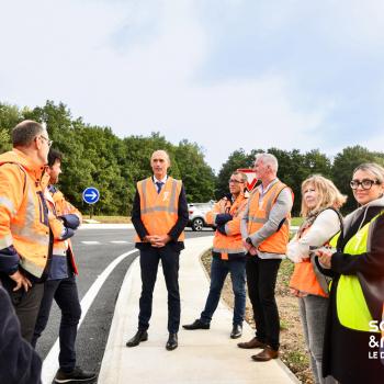 Oliver Lavenka avec les agents des routes 