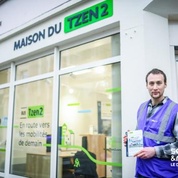 un ambassadeur du Tzen2 devant la Maison du Tzen 2 à Melun