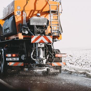 Intervention des agents des routes avec la saleuse