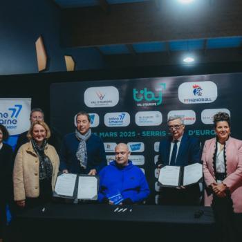 Parigi et le président du club Val d'Europe handball présentent les conventions signées