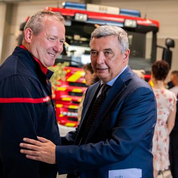 Le Président du Département, Jean-François Parigi, serre la main à un sapeur-pompier