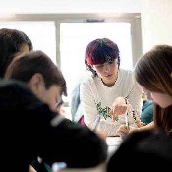 une artiste avec des collégiens pour écrire une chanson