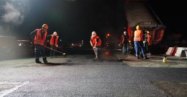 Des hommes refont la chaussée sur la RD 1036