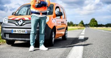 Un agent des routes en tenue de travail