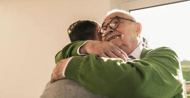 Un senior dans les bras d'un jeune