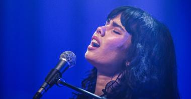 Chanteuse sur scène