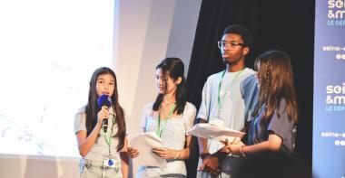 Un groupe de collégiens fait un exposé sur l'eau