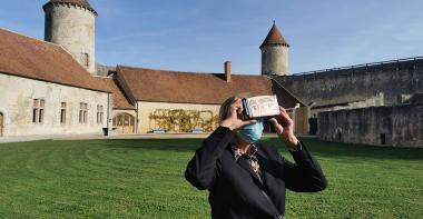 Une personne regarde le château de Blandy-les-Tours à travers la réalité immersive 