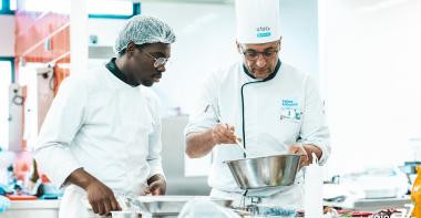Un chef de cuisine et son apprenti