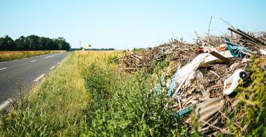 Dépôts sauvages sur le bord d'une route