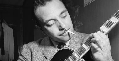 Django Reinhardt jouant de la guitare