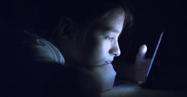 Un adolescent avec son smartphone la nuit