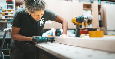 Une femme fait de la menuiserie dans un atelier