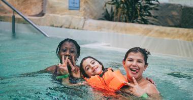 Des enfants jouant dans l'eau
